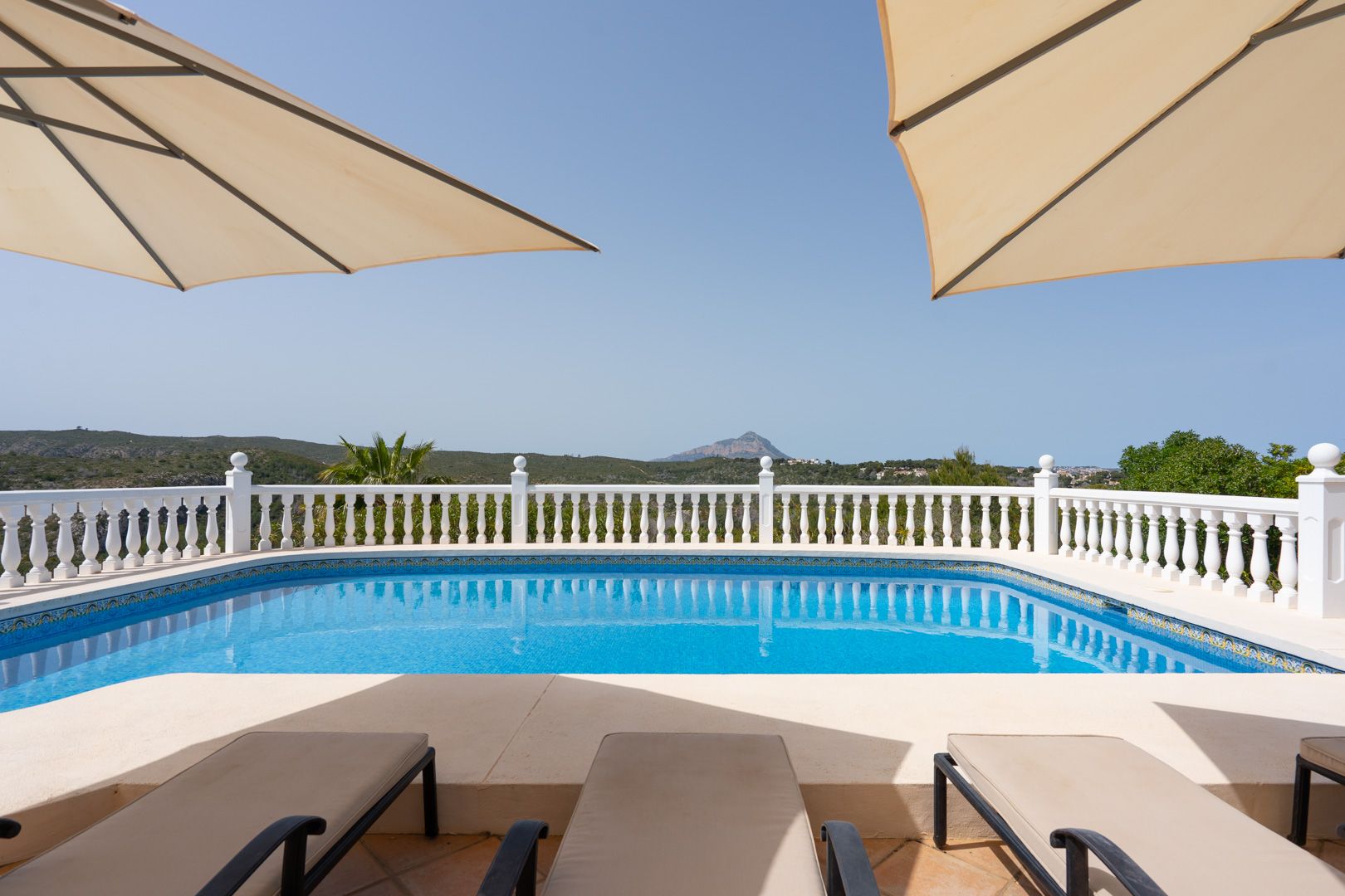 Villa orientée plein sud avec vue sur le coucher de soleil près de Granadella