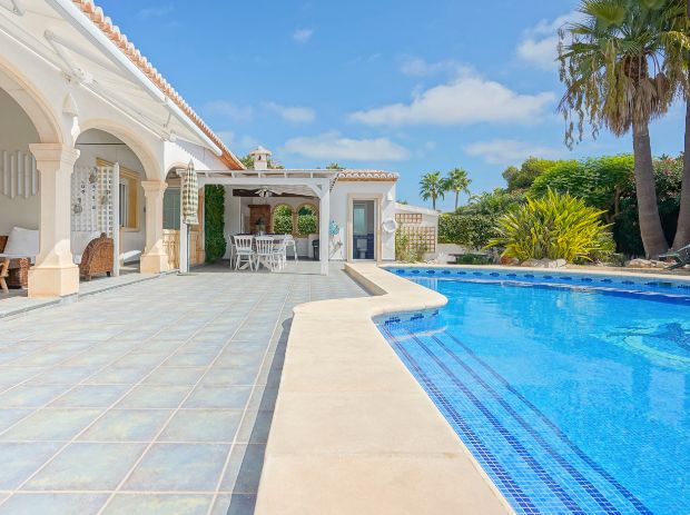 Villa traditionnelle de plain-pied à Costa Nova, Jávea – Terrain plat, piscine et vie en plein air