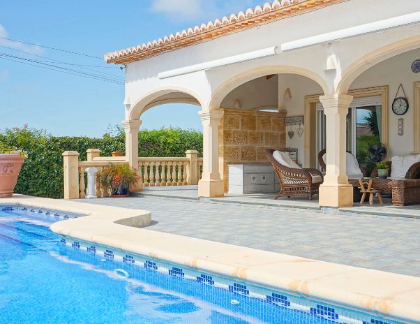 Villa traditionnelle de plain-pied à Costa Nova, Jávea – Terrain plat, piscine et vie en plein air