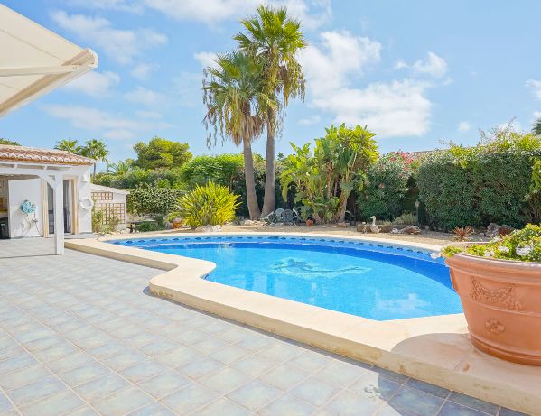 Villa traditionnelle de plain-pied à Costa Nova, Jávea – Terrain plat, piscine et vie en plein air