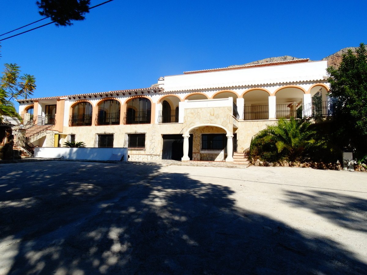 Immeuble commercial avec 4 appartements à vendre à Javea