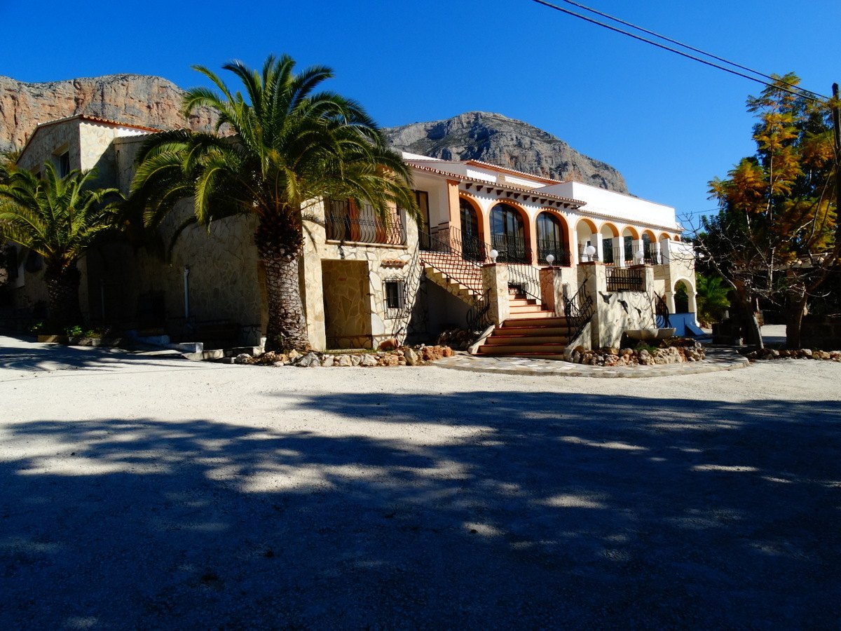 Immeuble commercial avec 4 appartements à vendre à Javea