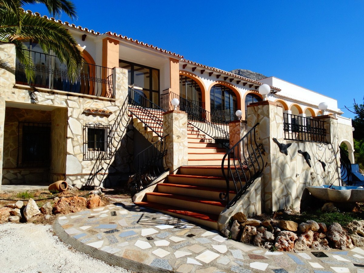 Immeuble commercial avec 4 appartements à vendre à Javea