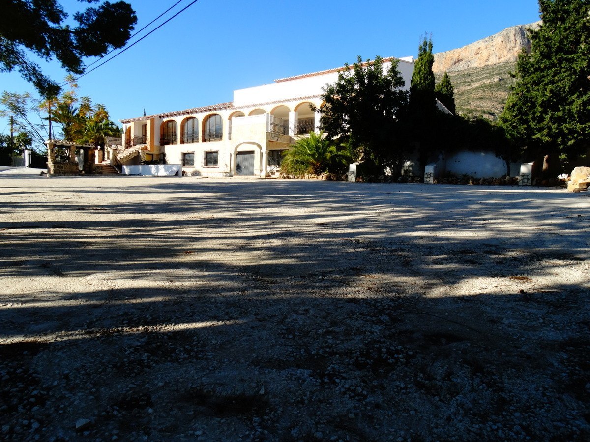 Immeuble commercial avec 4 appartements à vendre à Javea