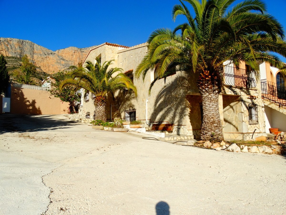 Immeuble commercial avec 4 appartements à vendre à Javea