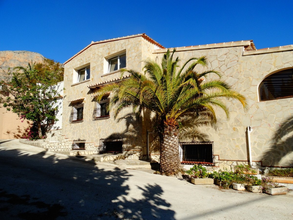Immeuble commercial avec 4 appartements à vendre à Javea
