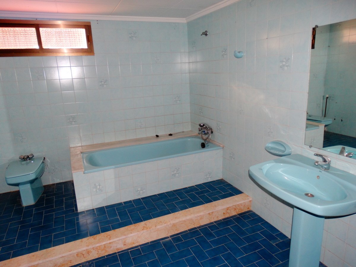 Immeuble commercial avec 4 appartements à vendre à Javea