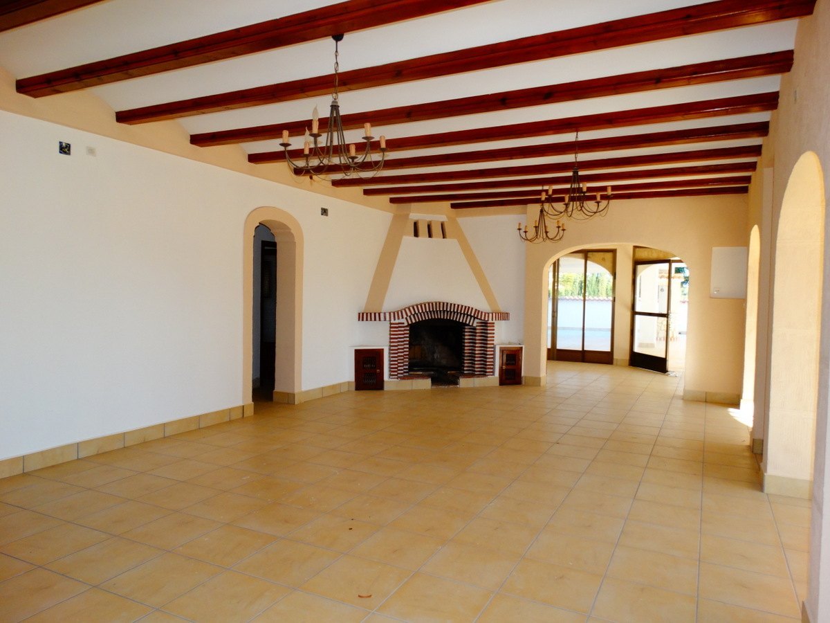 Immeuble commercial avec 4 appartements à vendre à Javea