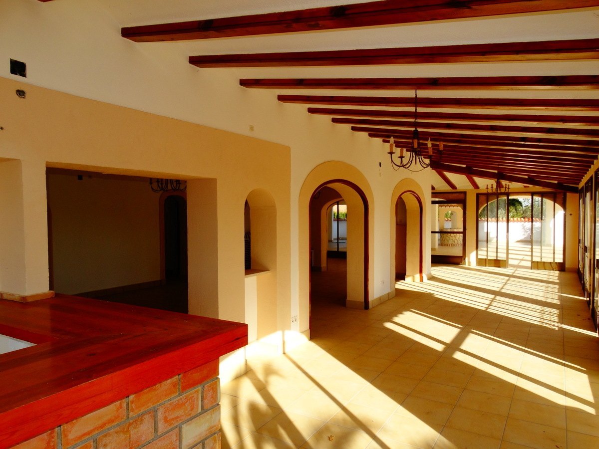 Immeuble commercial avec 4 appartements à vendre à Javea