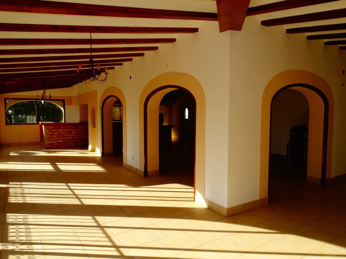 Immeuble commercial avec 4 appartements à vendre à Javea