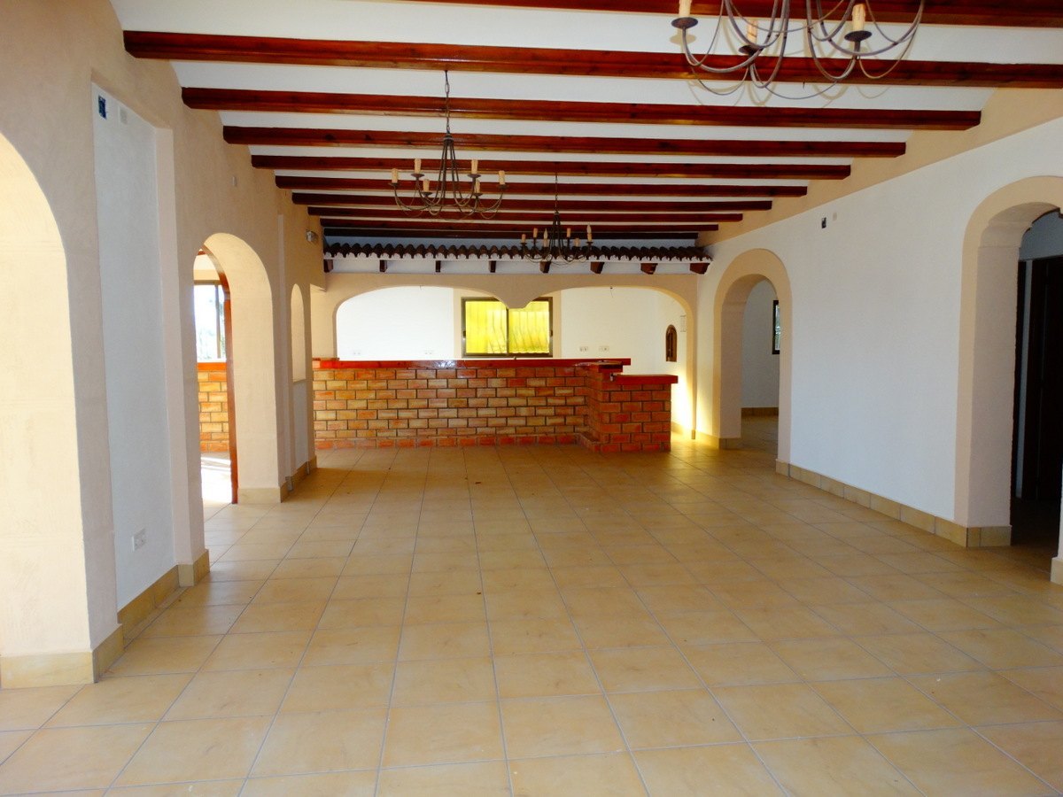 Immeuble commercial avec 4 appartements à vendre à Javea