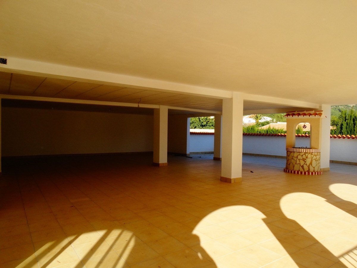Immeuble commercial avec 4 appartements à vendre à Javea