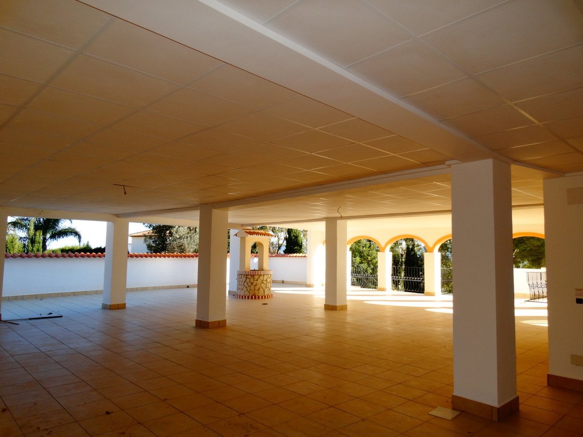 Immeuble commercial avec 4 appartements à vendre à Javea