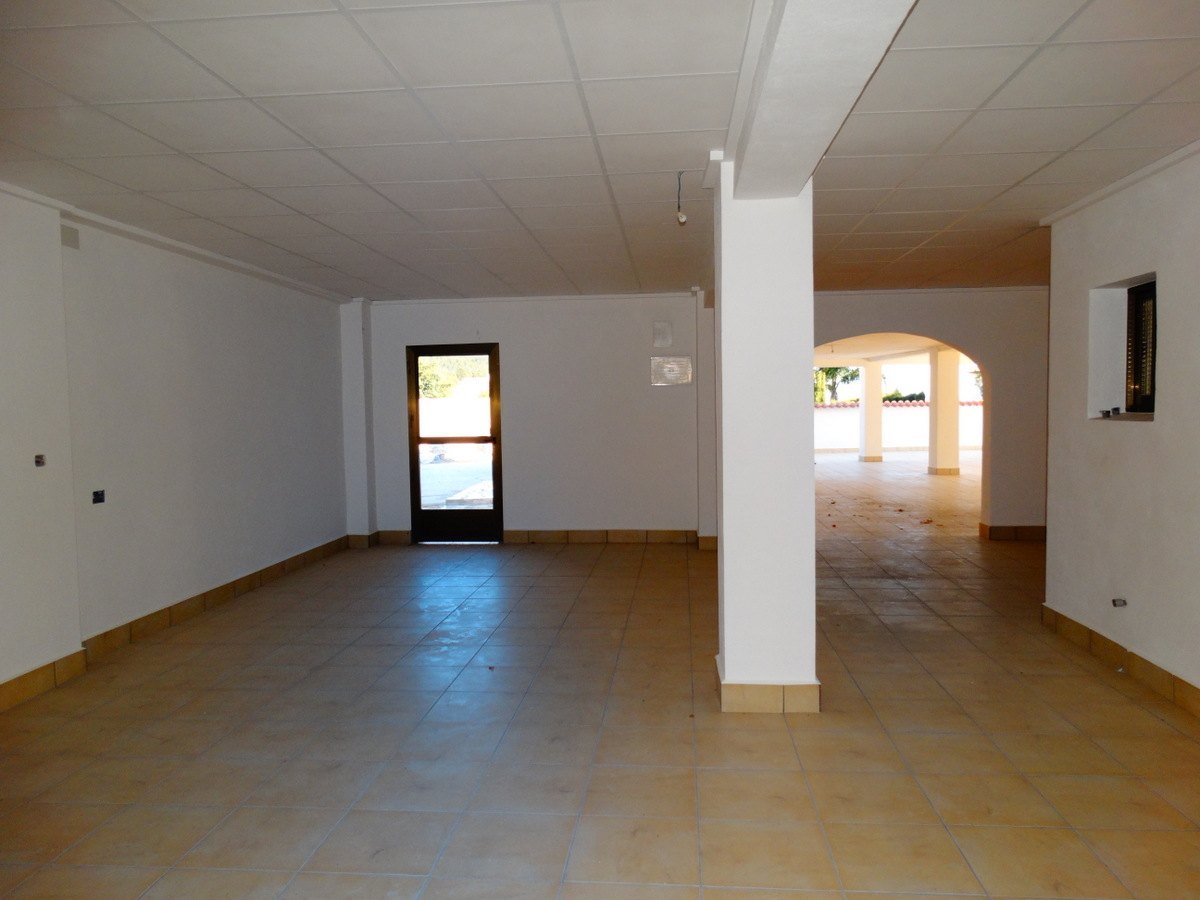 Immeuble commercial avec 4 appartements à vendre à Javea