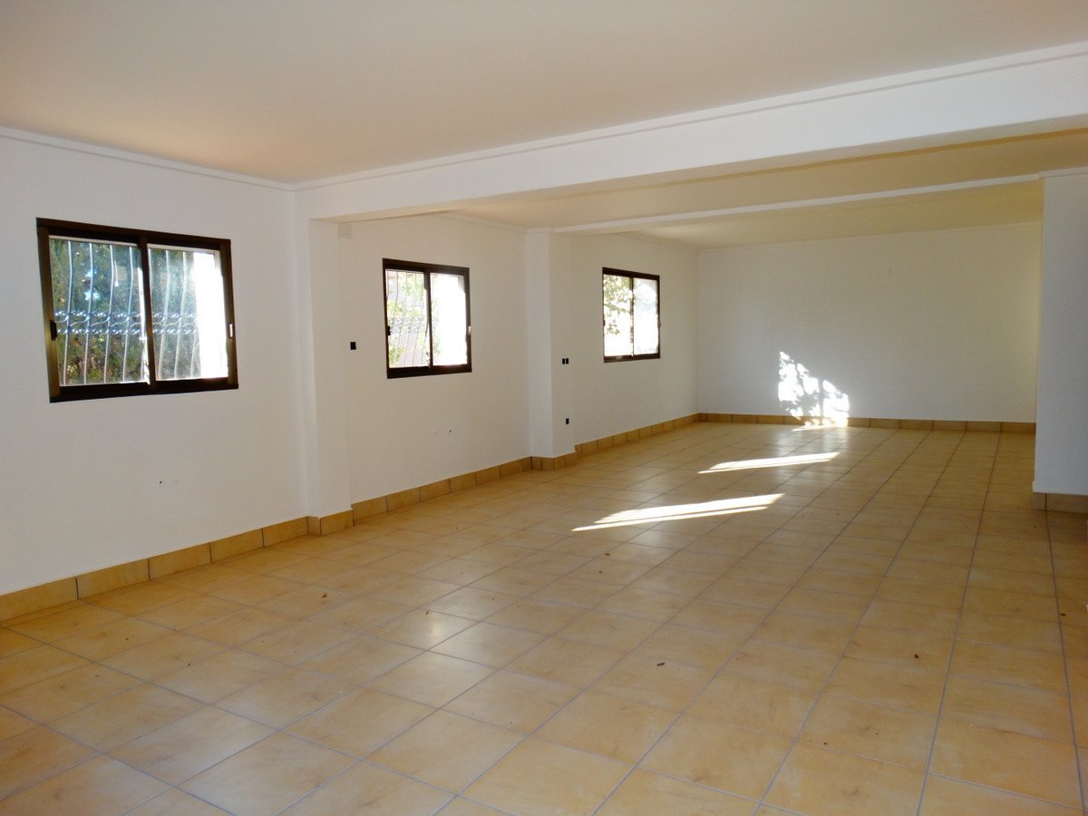 Immeuble commercial avec 4 appartements à vendre à Javea