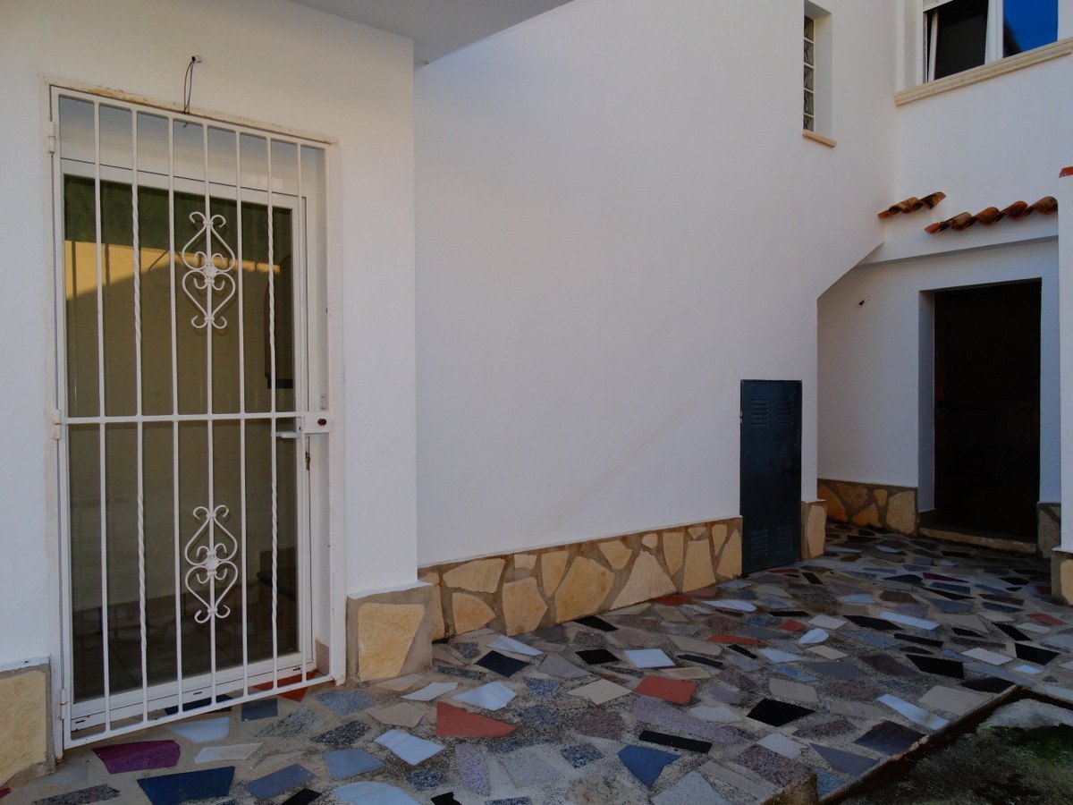 Immeuble commercial avec 4 appartements à vendre à Javea