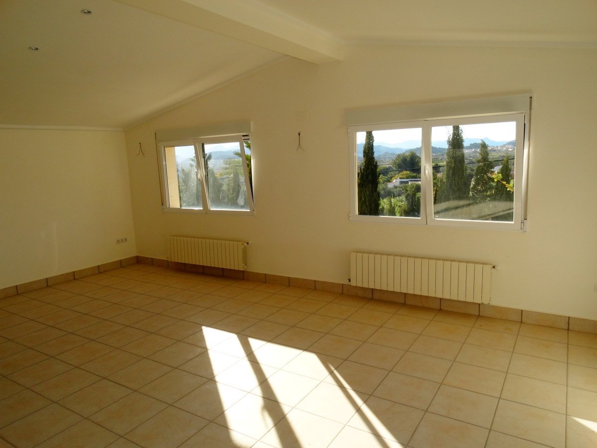 Immeuble commercial avec 4 appartements à vendre à Javea