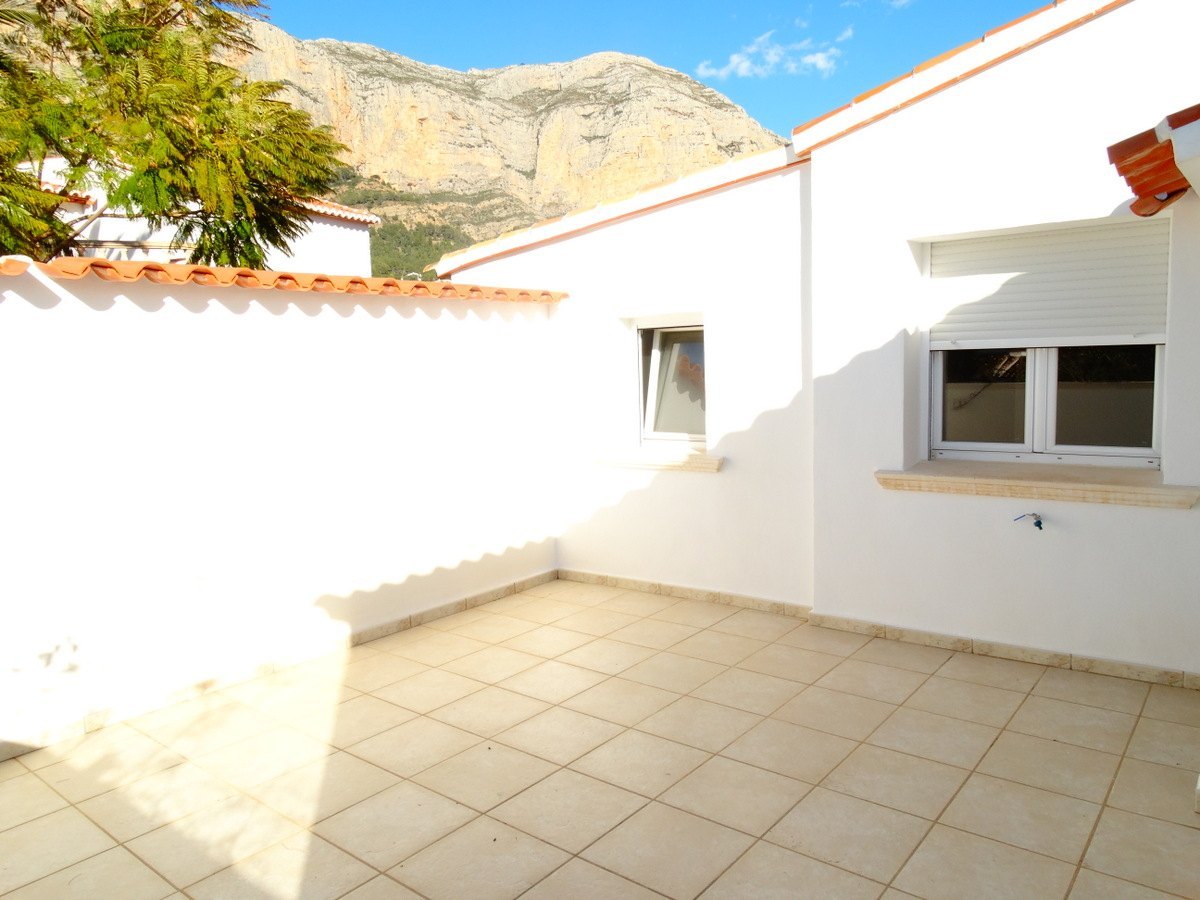 Immeuble commercial avec 4 appartements à vendre à Javea