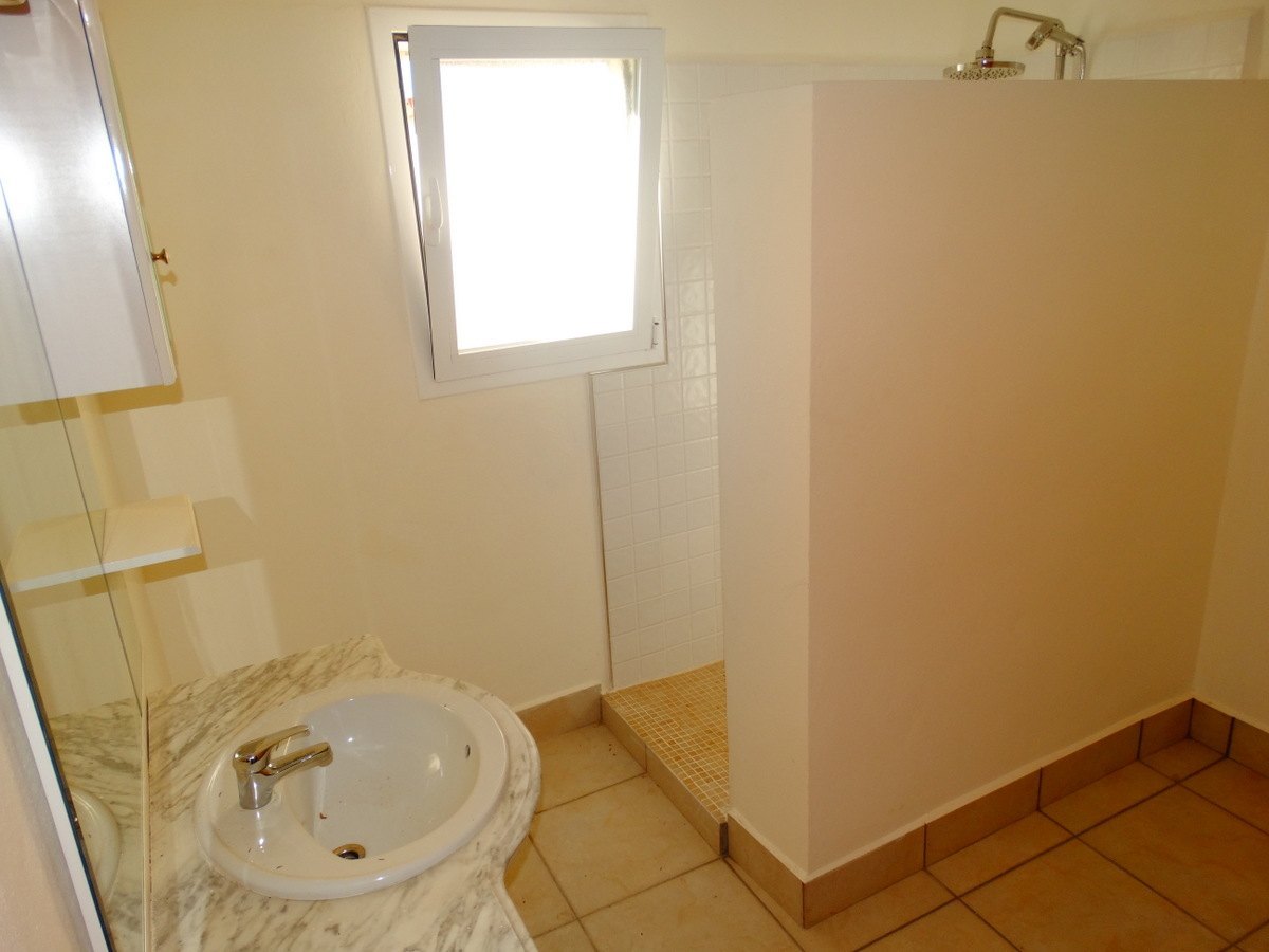 Immeuble commercial avec 4 appartements à vendre à Javea