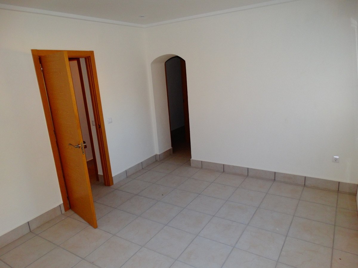 Immeuble commercial avec 4 appartements à vendre à Javea