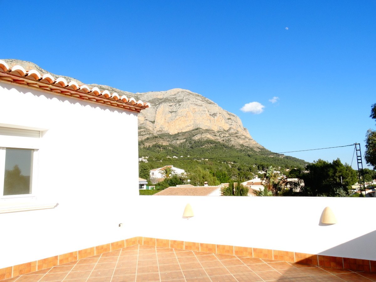 Immeuble commercial avec 4 appartements à vendre à Javea