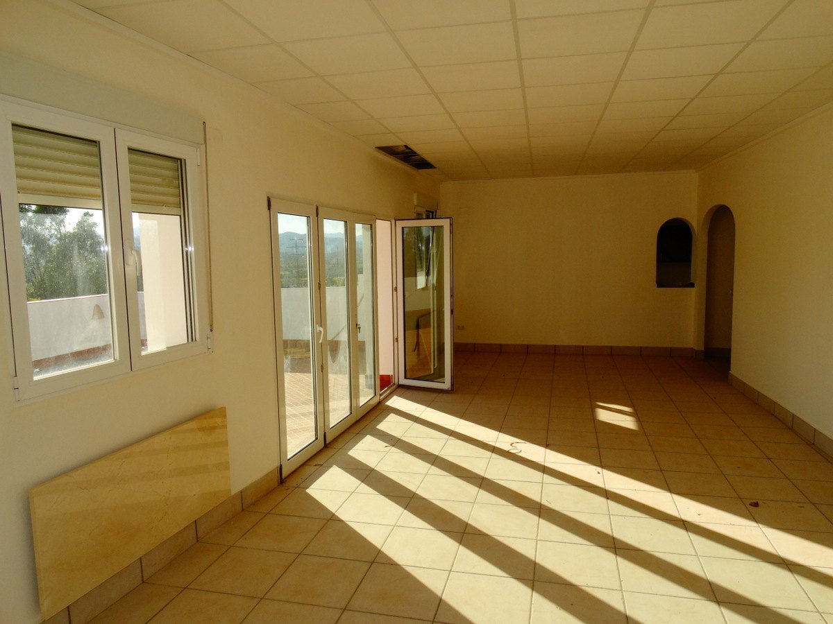 Immeuble commercial avec 4 appartements à vendre à Javea